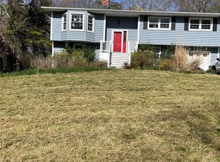 16 Linda Ln E, Riverhead, NY 11901