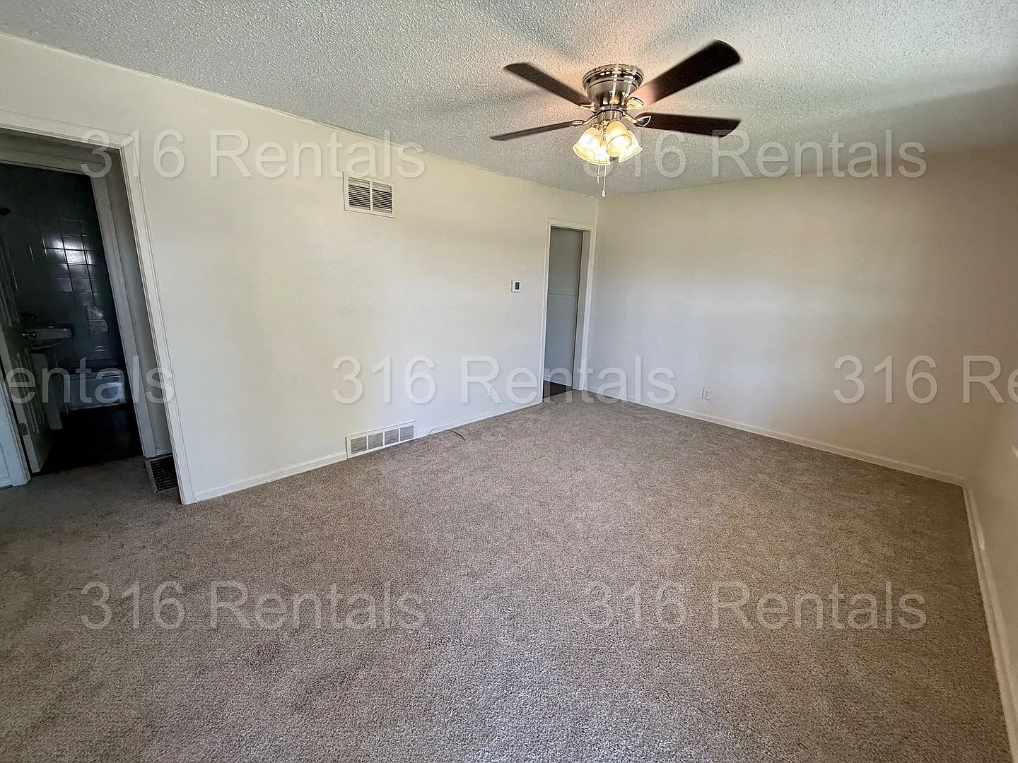 $1100 - 2 bed 1 bath - Single Family Home — Photo 2