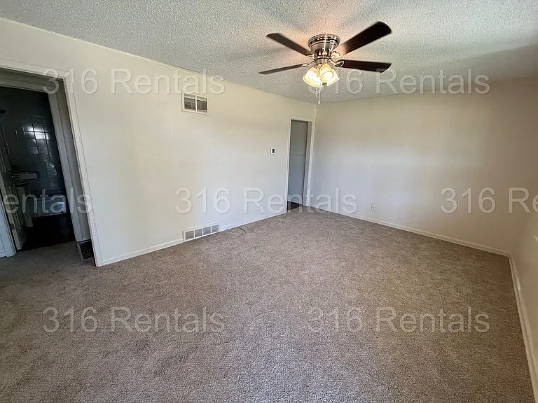 2755 S Greenwood St — Photo 2