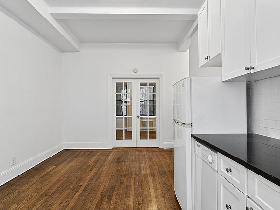 4th image of 19 W 69th St APT 201