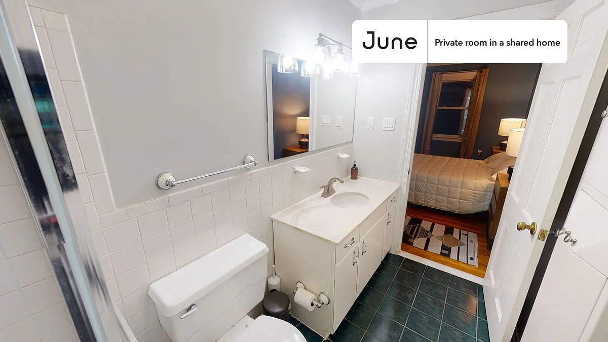 Queen bedroom in 7 bed/4 bath home in Southwest Waterfront #526 G — Photo 4