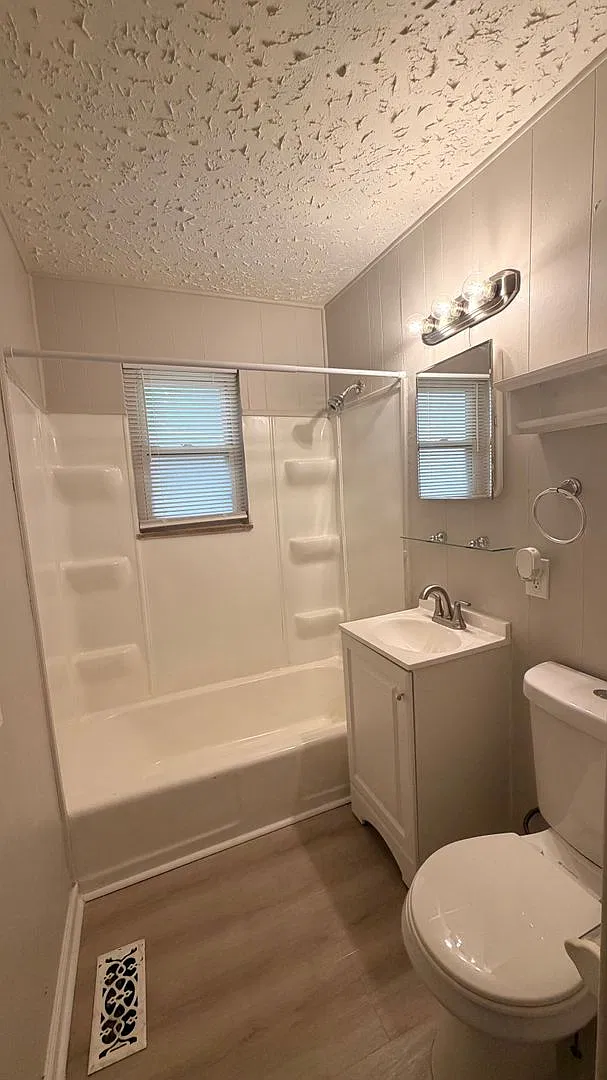 3709 Kinnear Ave — Photo 4