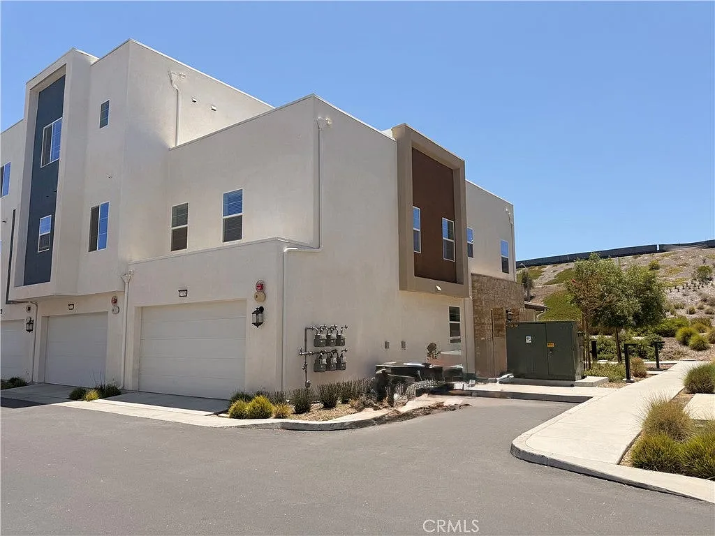 4 bed, 2090 sqft, $4,500 — Photo 4