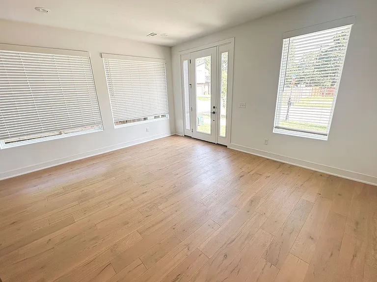 933 W Holly St — Photo 4