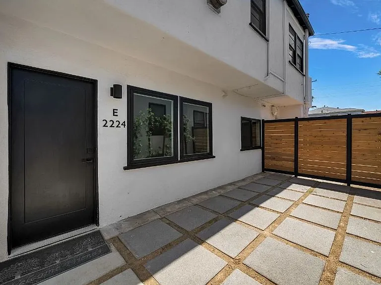 Stylish Santa Monica studio with w/d in unit, and private rear yard. — Photo 8