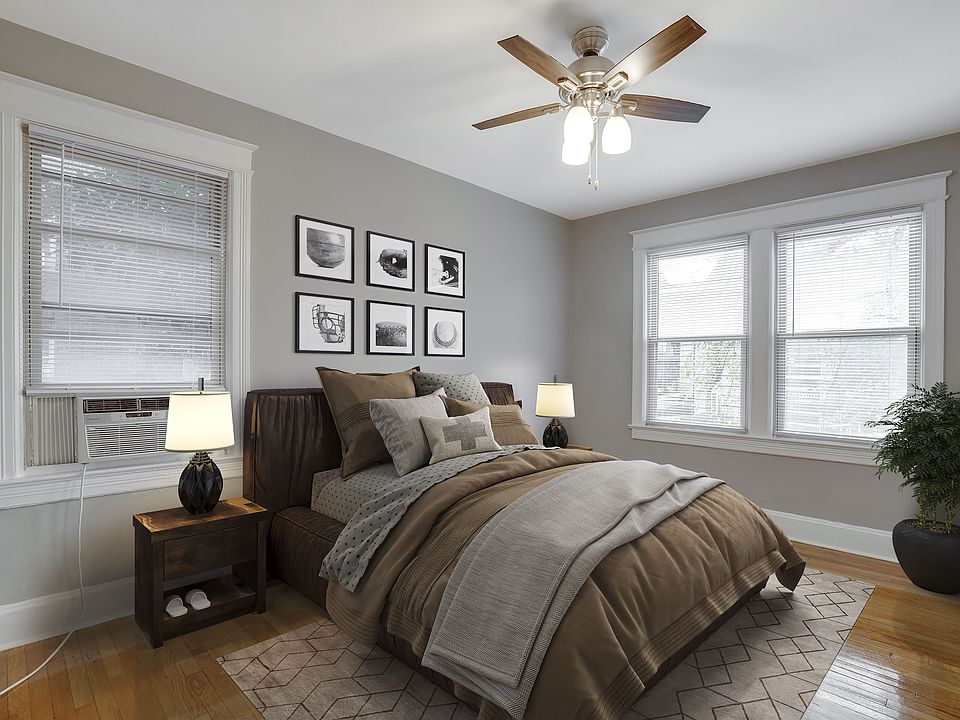 Apartment bedroom (virtually staged)