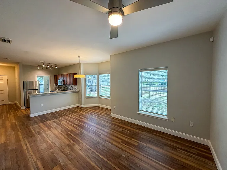 2915 SW 35th Pl #101 — Photo 8