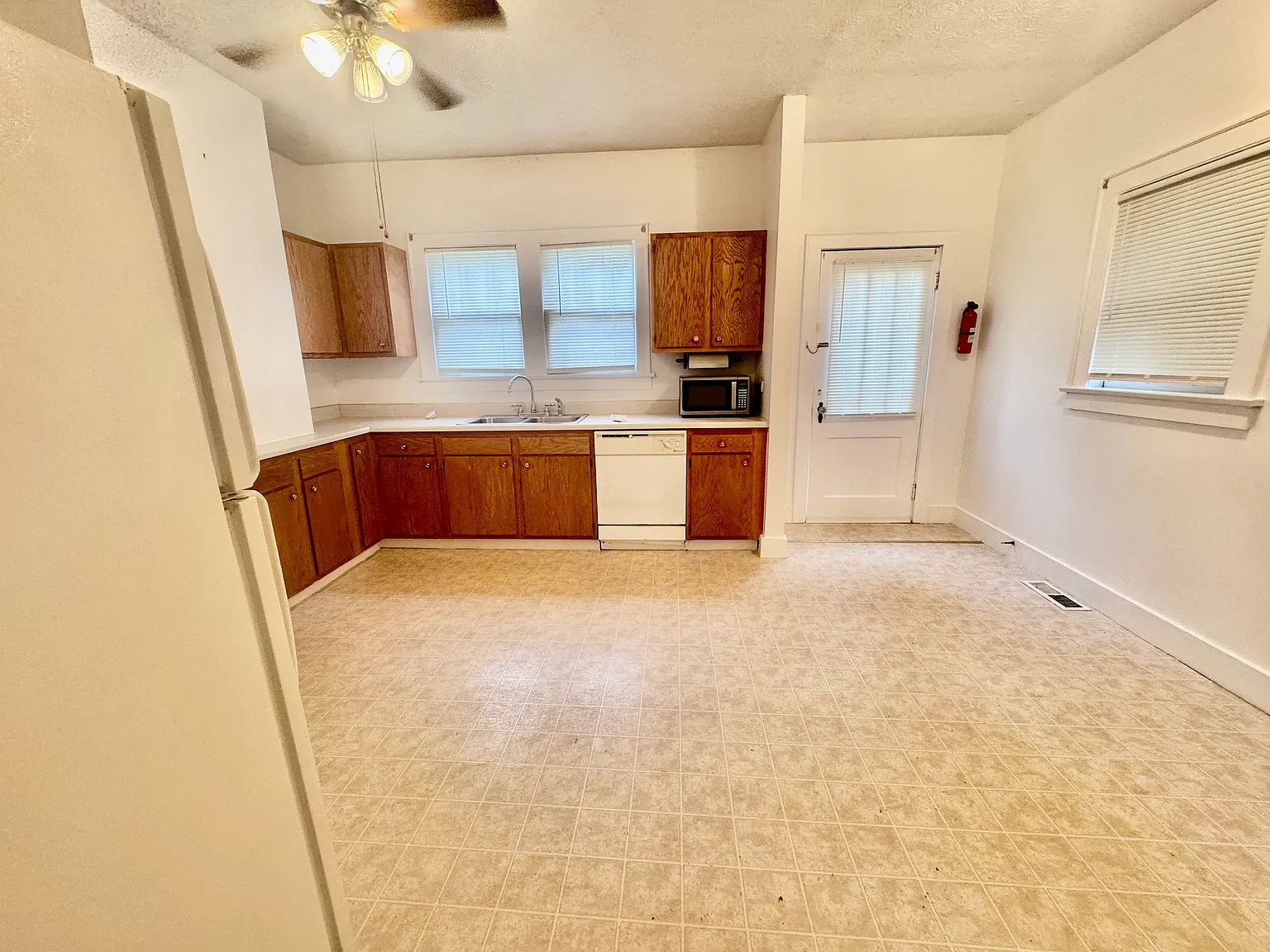 2 bed, 1110 sqft, $1,600 — Photo 3