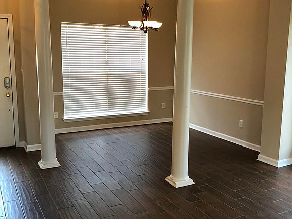 2nd image of 925 Clubhouse Dr