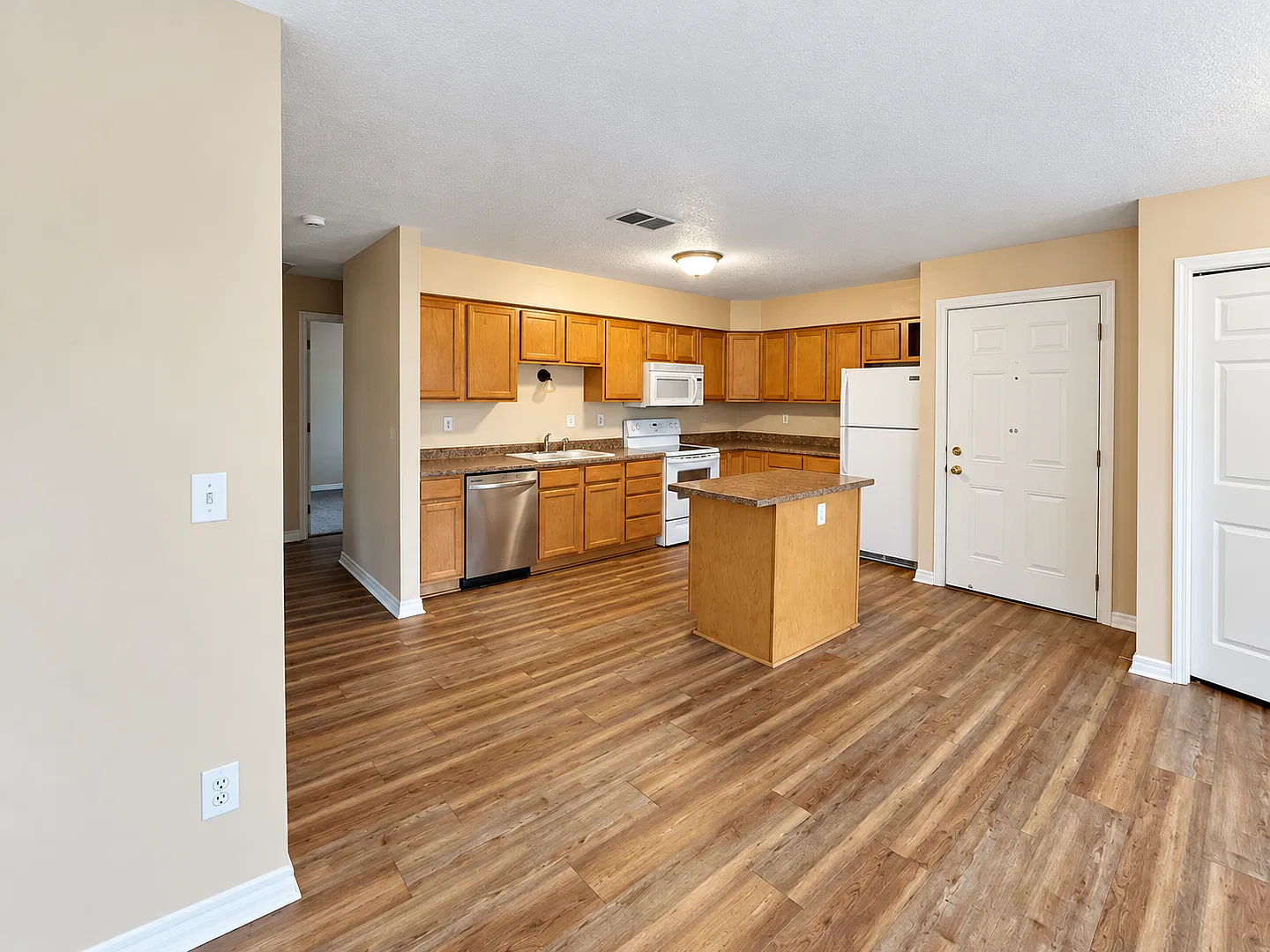 896 Wescott Square — Photo 3