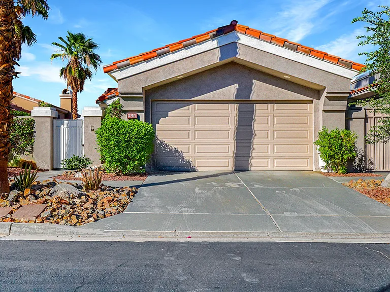496 Desert Holly Dr — Photo 2