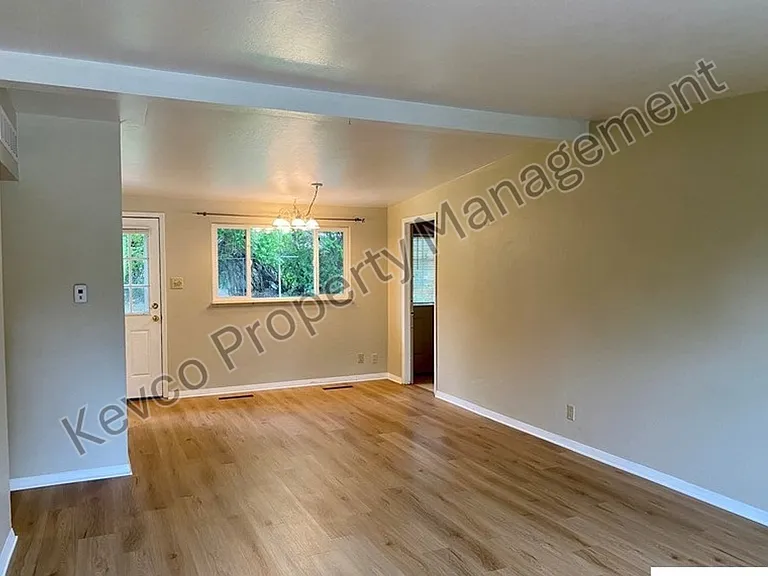 711 W Prospect Rd — Photo 2