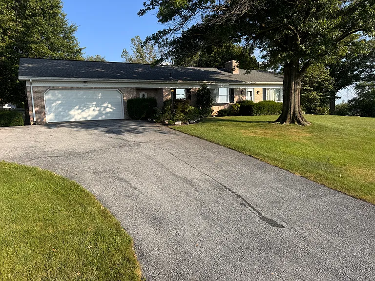 1136 Lexington Rd — Photo 1