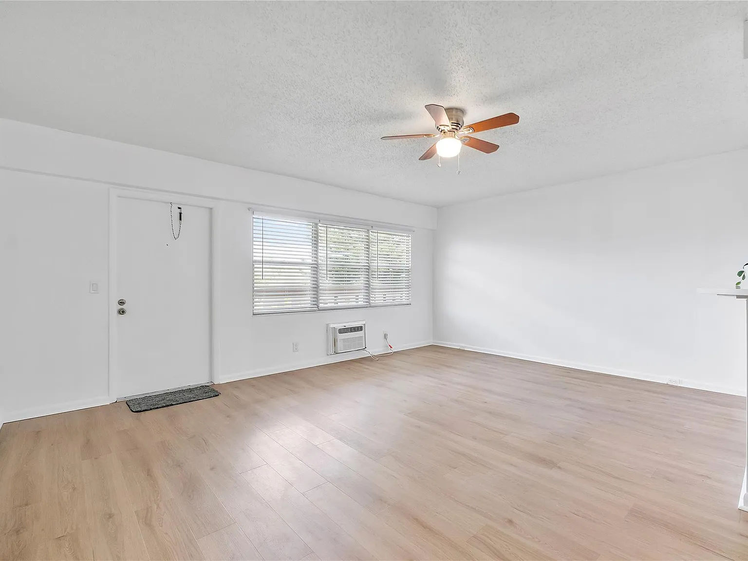 1 bed, 1.5 bath, 720 sqft, $1,700 — Photo 3