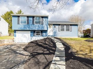 15 Coachlight Cir, Farmington, NY 14425