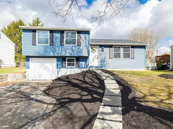 15 Coachlight Cir, Farmington, NY 14425
