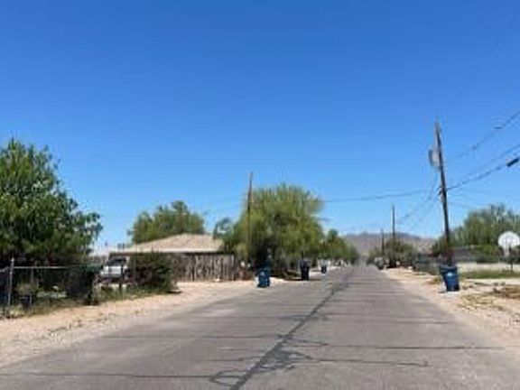 Exterior Neighborhood (street photo)