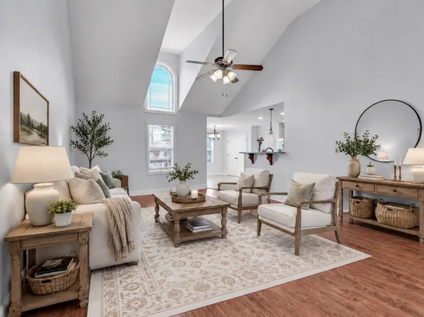 208 Azalea Dr, Oak Grove, KY 42262