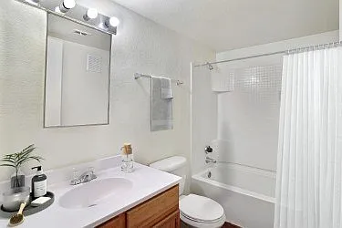 Foothills Court Apartments — Photo 7