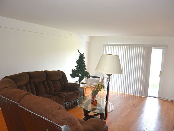 3rd image of 1830 W Knightsbridge Dr APT 1B
