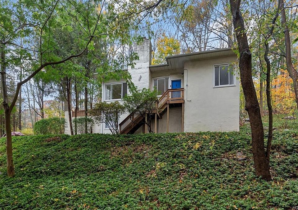 1st image of 10 Greenwood Dr