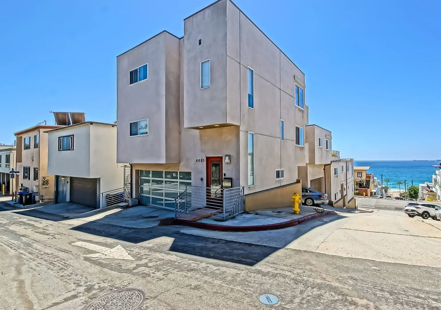 Modern, Bright & Spacious, Tri-Level Detached Townhouse W/ Unobstructed Ocean Views, 2 Balconies ... — Photo 1
