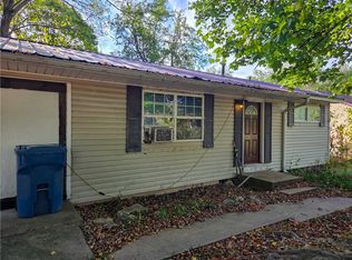 907 4th St, Gravette, AR 72736