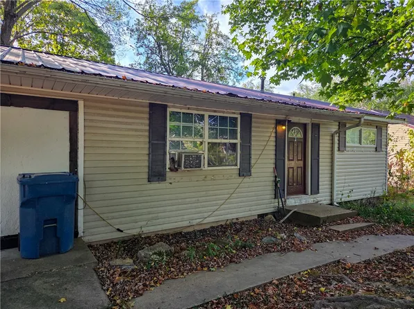 907 4th St, Gravette, AR 72736