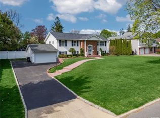20 Marshmallow Dr, Commack, NY 11725