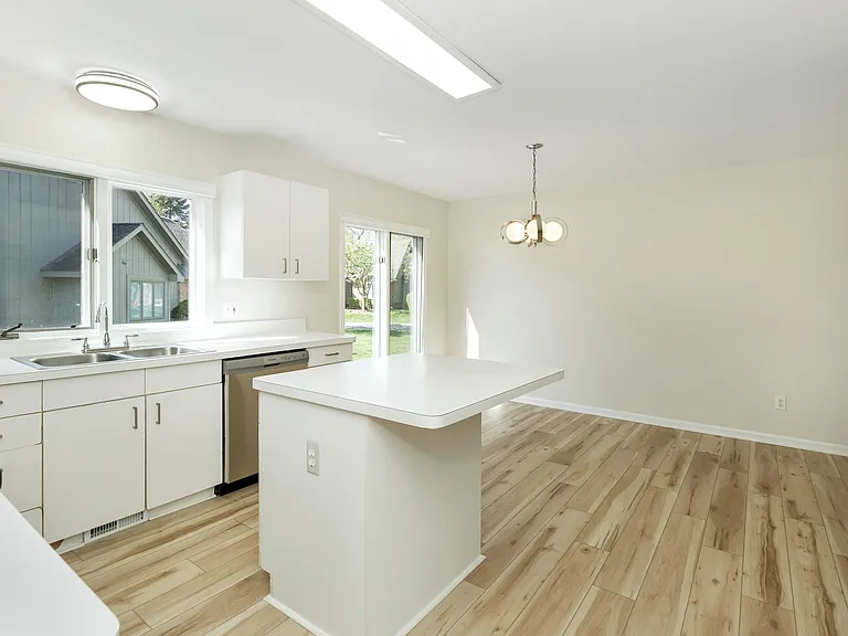 37743 Avon Ln — Photo 11