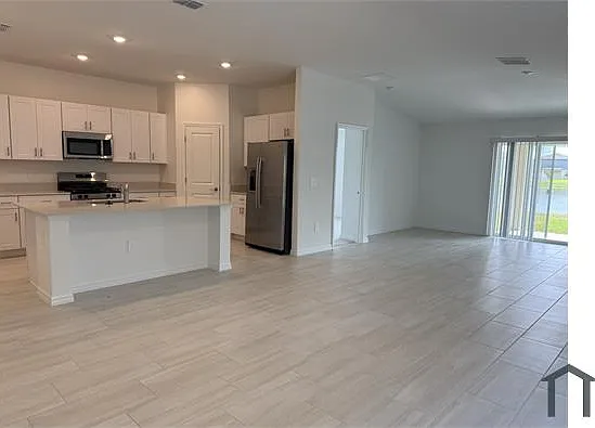 4 bed, 1817 sqft, $3,200 — Photo 3