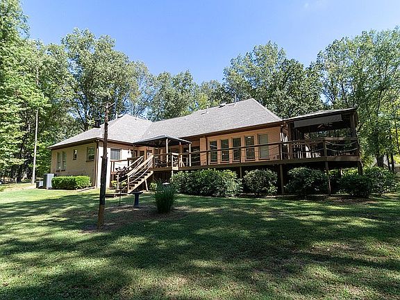 5th image of 615 Stewart Rd