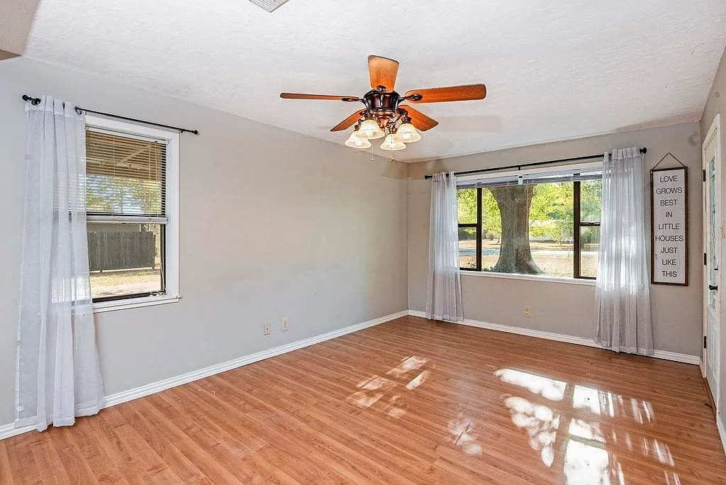 3 bed, 2.0 bath, 1038 sqft, $1,950 — Photo 4