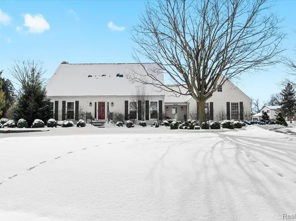 9112 Meadowdale Dr, Brighton, MI 48114