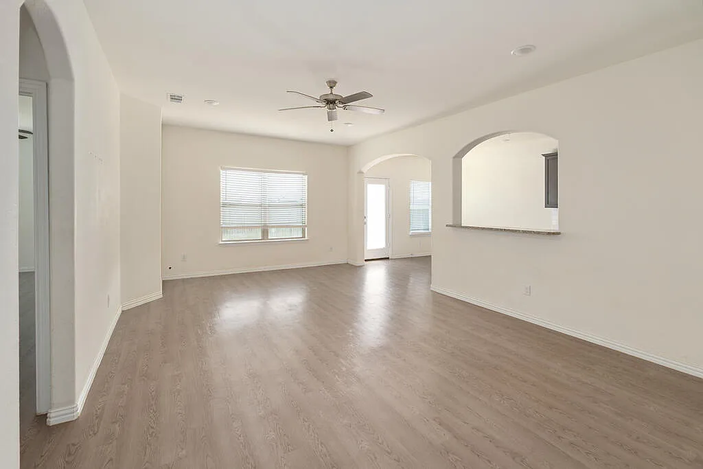 4 bed, 2.0 bath, 1705 sqft, $2,100 — Photo 4