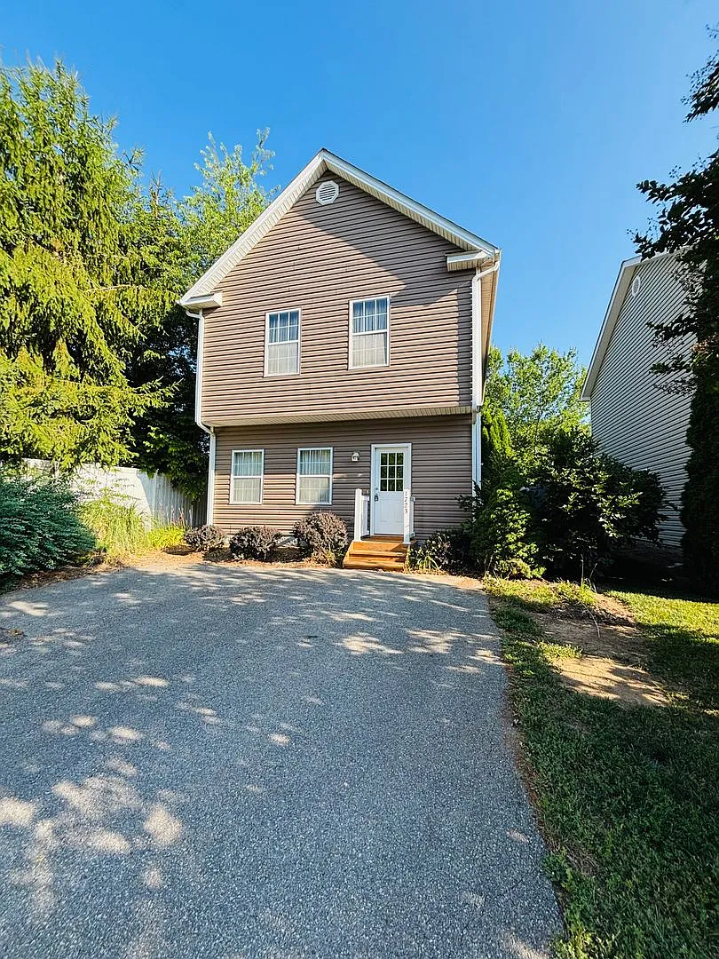 3 Bedroom, 2.5 Bath Townhouse — Photo 2