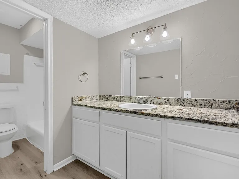 3200 W Walnut St — Photo 31