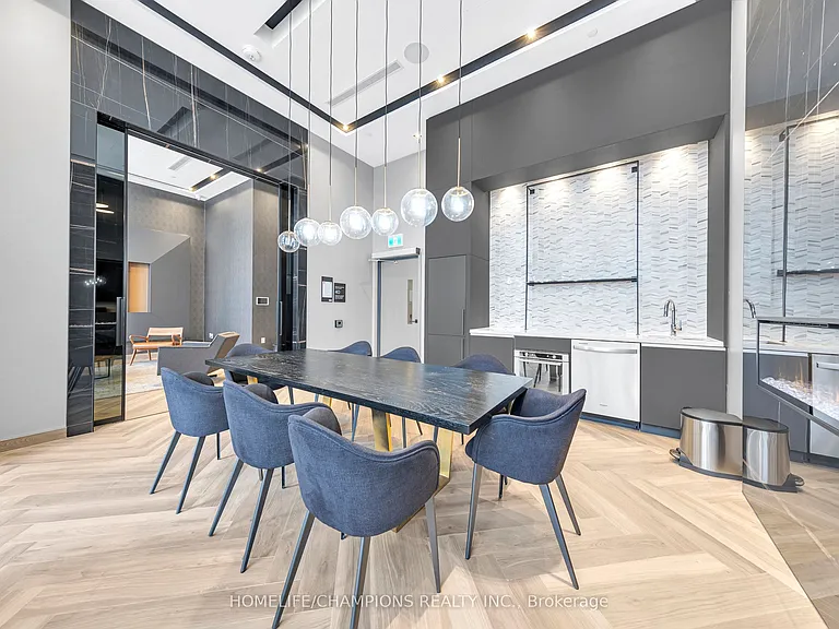 225 Village Green Sq #Penthouse 08 — Photo 32