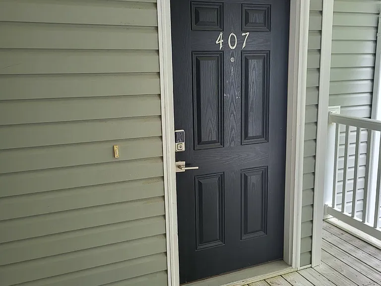 407 S Elgin Ct — Photo 6