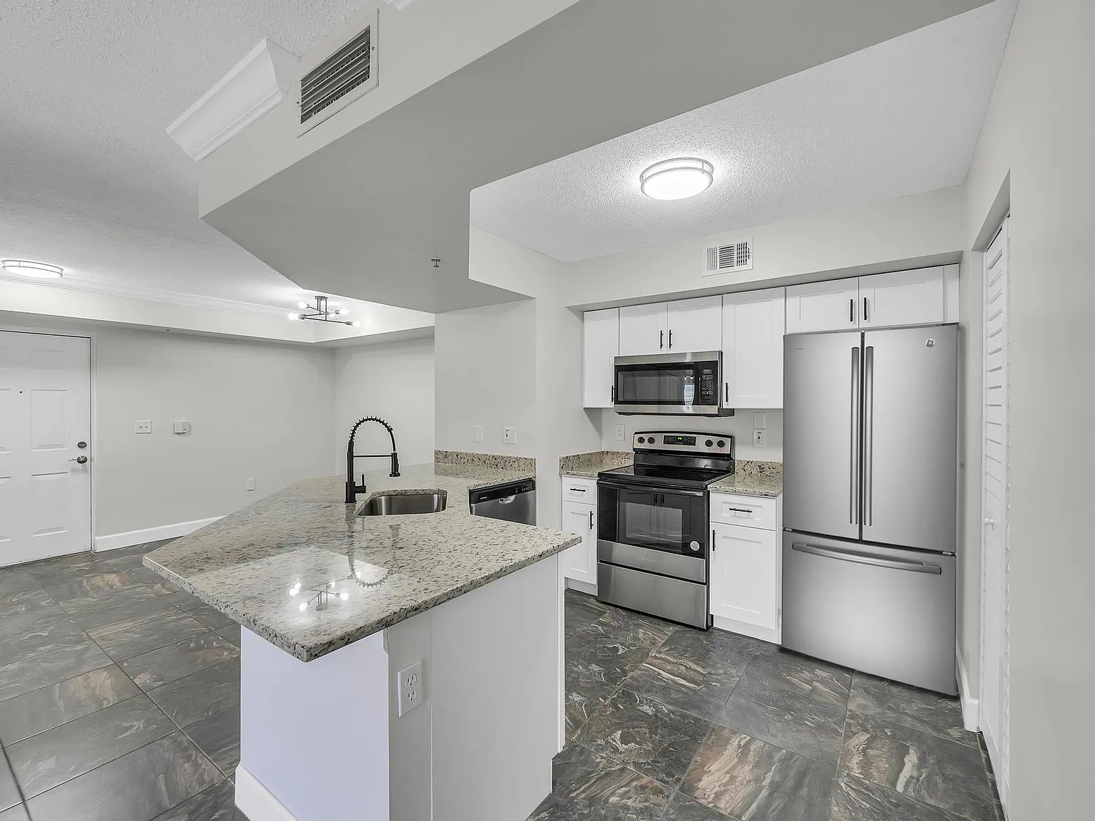 1 bed, 1.0 bath, 781 sqft, $1,700 — Photo 1