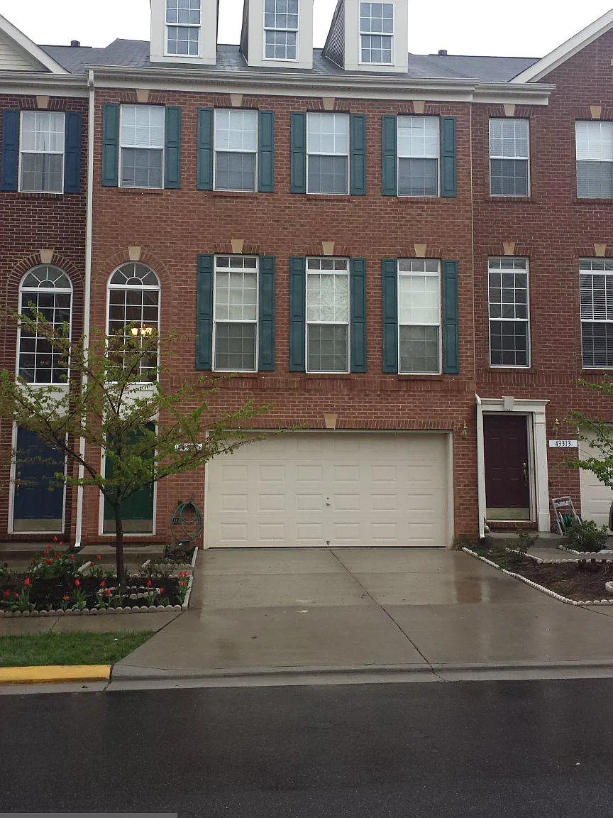 4 bed, 3.5 bath, 2864 sqft, $3,300 — Photo 2