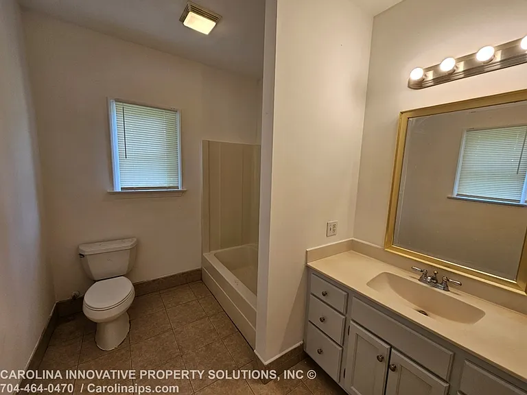 610 N Pear St — Photo 7