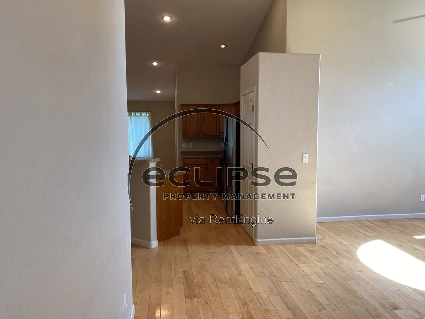 3 bed, 2.0 bath, 1810 sqft, $2,000 — Photo 4