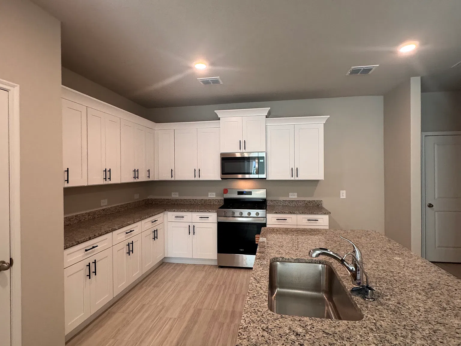 4 bed, 1726 sqft, $2,550 — Photo 2
