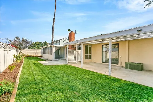 1054 Rolling Hills Dr — Photo 16