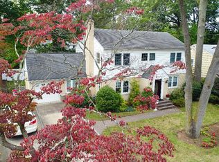 23 Johnstone Rd, Great Neck, NY 11021