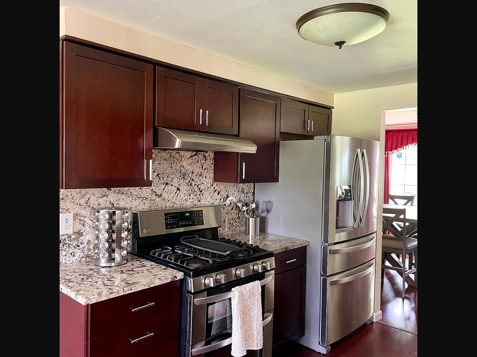 3 bed, 1.5 bath, 1760 sqft, $4,000 — Photo 2