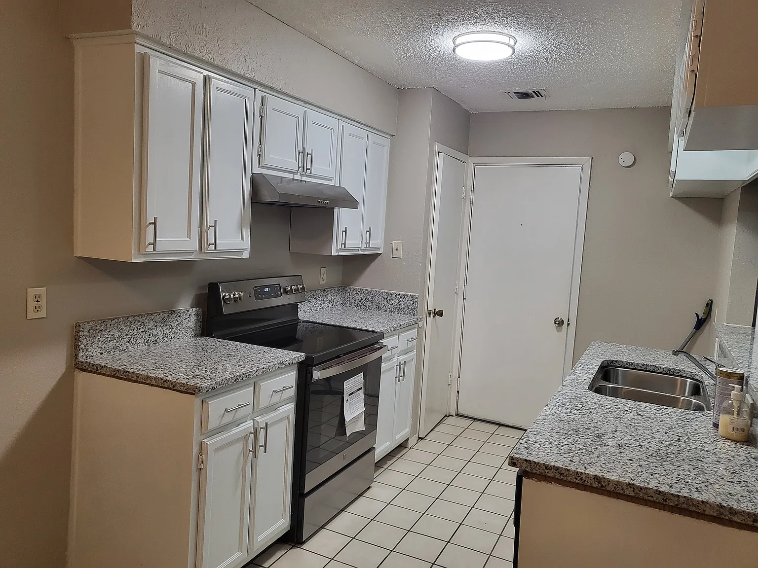 3 bed, 1350 sqft, $1,900 — Photo 3