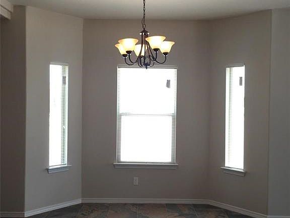5th image of 808 Caterick St