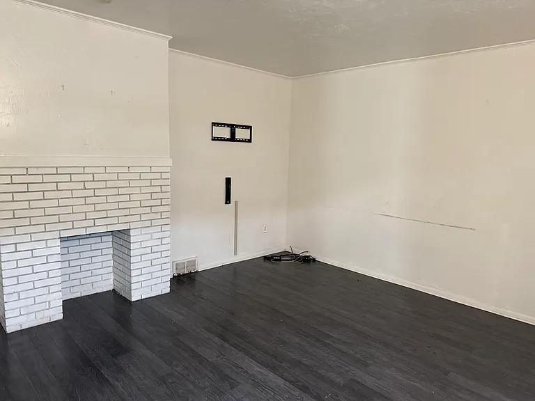 1016 Airbrake Ave — Photo 3